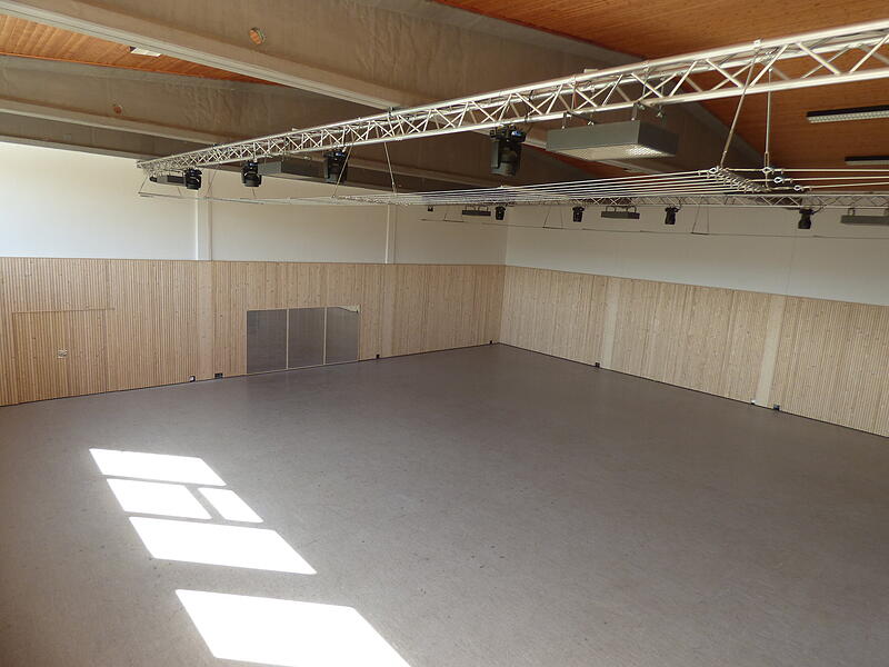 Blick in die neu sanierte und gestaltete Turnhalle in Obertrubach von der Galerie aus.