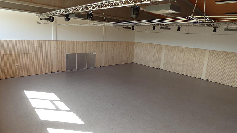 Blick in die neu sanierte und gestaltete Turnhalle in Obertrubach von der Galerie aus.Forchheim & Fränkische Schweiz Blick in die neu sanierte und gestaltete Turnhalle in Obertrubach von der Galerie aus.