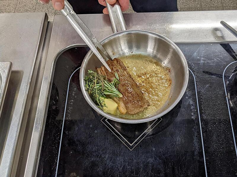 Ebenfalls das Lammfleisch wird schön in Butter, mit Rosmarin und Thymian gebraten.Ein bisschen Sterneküche für zu Hause Ebenfalls das Lammfleisch wird schön in Butter, mit Rosmarin und Thymian gebraten.