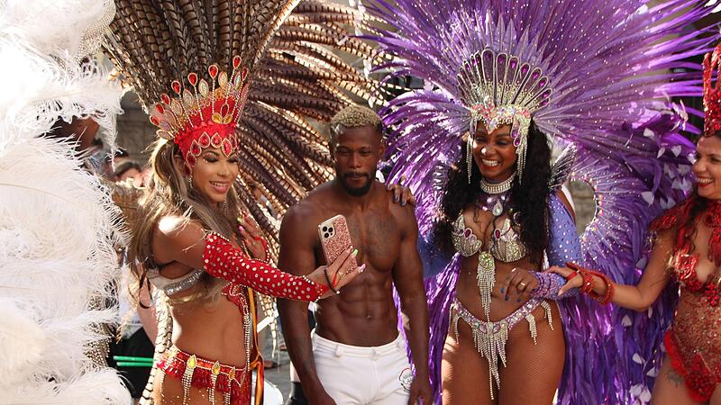 Samba-Festival in Coburg: Auch die G&auml;ste aus S&uuml;damerika sind von der Stimmung begeistert &ndash; und versuchen die eine oder andere Erinnerung per Selfie festzuhalten.