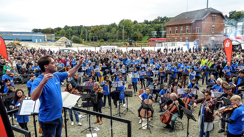 Beim Symphonic Mob spielten Profis und Laien gemeinsam unter Leitung von Daniel Carter. Beim Symphonic Mob spielten Profis und Laien gemeinsam unter Leitung von Daniel Carter.