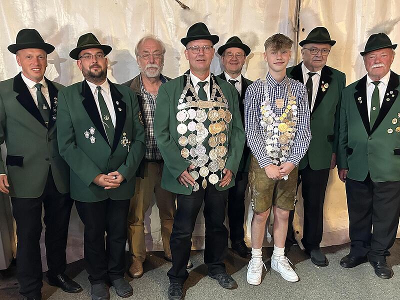Schützenkönig: Bürgermeister Thomas Löffler, Vorsitzender Christian Maier (1. Ritter), 3. Gauschützenmeister Hans-Georg Rebhan, Schützenkönig Jürgen Neubauer, 1. Schützenmeister Matthias Korn (2. Ritter), Jungschützenkönig Leon Christmann, Ehrenmi...