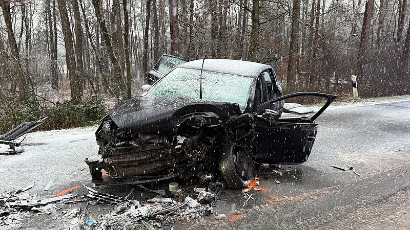 Fahranf&auml;nger zu schnell auf schneebedeckter Fahrbahn: Zwei Personen bei Zusammensto&szlig; schwer verletzt