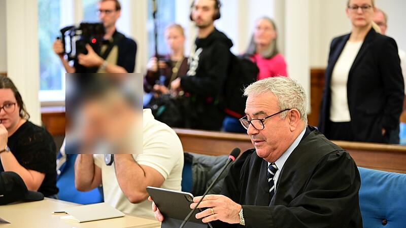 Einer der Angeklagten und sein Rechtsanwalt Peter Zuriel aus Berlin.