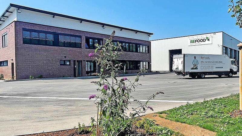 Blick auf das Verwaltungsgebäude und die Produktionshalle.