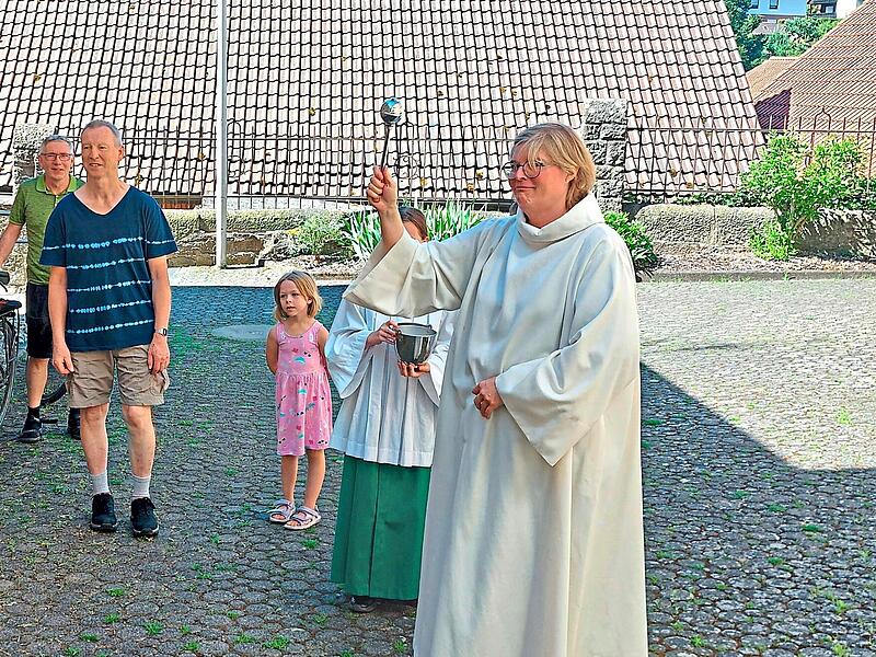 Ein besonderer Moment war die Segnung der mitgebrachten Fahrräder, Roller, Laufräder, Bobbycars und Helme mit Weihwasser.Dieter Densch Ein besonderer Moment war die Segnung der mitgebrachten Fahrräder, Roller, Laufräder, Bobbycars und Helme mit Weihwasser.Dieter Densch