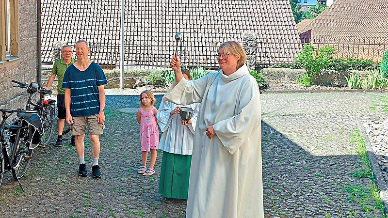 Ein besonderer Moment war die Segnung der mitgebrachten Fahrräder, Roller, Laufräder, Bobbycars und Helme mit Weihwasser.Dieter Densch Ein besonderer Moment war die Segnung der mitgebrachten Fahrräder, Roller, Laufräder, Bobbycars und Helme mit Weihwasser.Dieter Densch