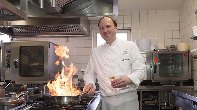 K&uuml;chenchef Bernd Andres in seinem Element &ndash; am eigenen Herd.