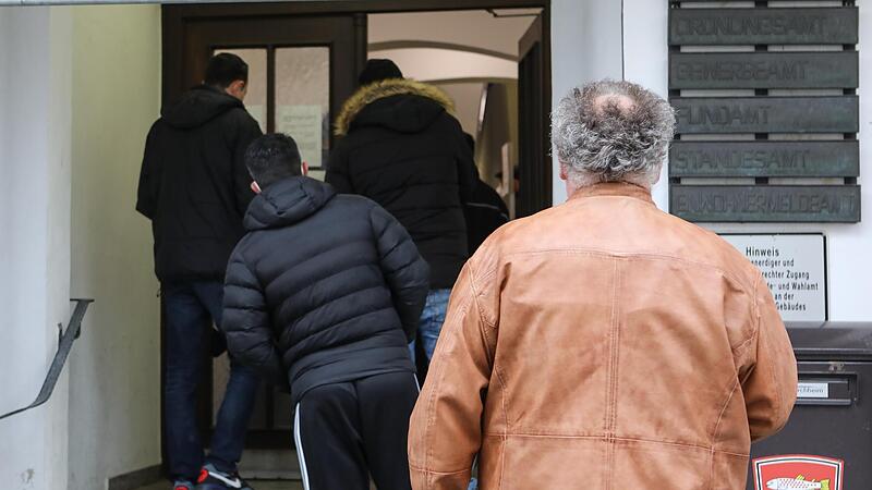 Vor dem Einwohnermeldeamt Forchheim mussten viele Bürgerinnen und Bürger im Oktober Schlange stehen. Die Stadt wird auch in dieser Behörde die Personalausstattung verbessern.Forchheim & Fränkische Schweiz