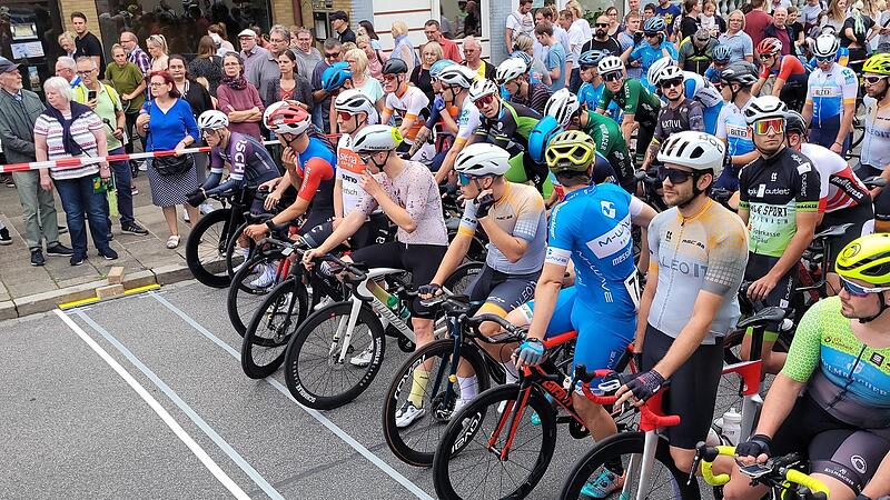 Rund 70 Turbopedalisten nahmen am Hauptrennen bei der Gartenst&auml;dter Kerwa teil.