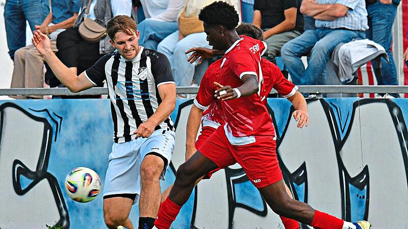 Der Kronacher Youssouf Samoura (r.) spitzelt den Ball vom Fu&szlig; des Burgkunstadters Julian Willnecker. Czepera