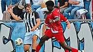 Der Kronacher Youssouf Samoura (r.) spitzelt den Ball vom Fu&szlig; des Burgkunstadters Julian Willnecker. Czepera