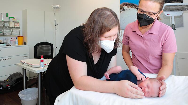 Elise Beer und ihr Sohn Jonathan werden von Kathinka Löb (rechts) versorgt. Insgesamt bleibt die Hebammenversorgung in  Bayern aber problematisch.Forchheim & Fränkische Schweiz