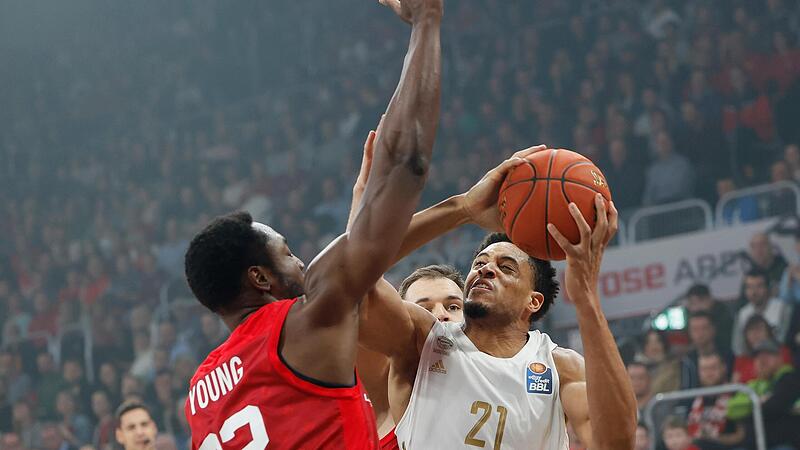 Zwei der Besten ihrer Teams im Duell: Brose-Center Solomon Young (l.) und Augustine Rubit.