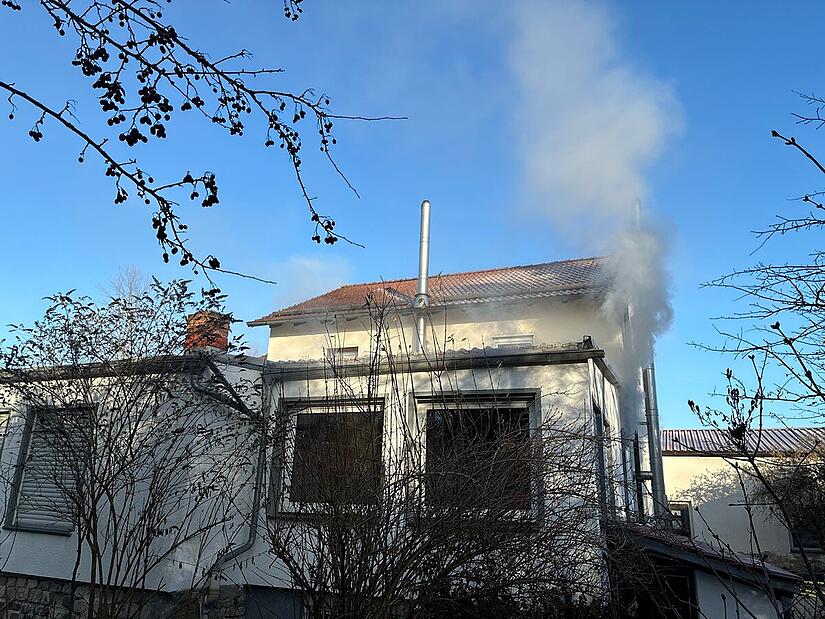 Neustadt bei Coburg: Feuerwehr l&ouml;scht Zimmerbrand