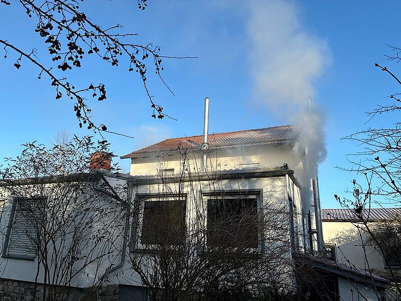 Neustadt bei Coburg: Feuerwehr l&ouml;scht Zimmerbrand