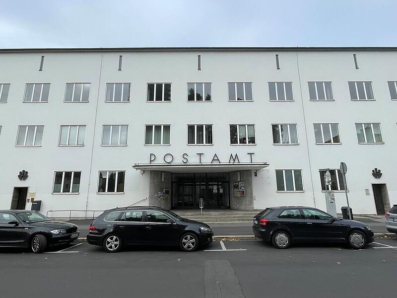 Das Postamt in Bad Kissingen steht gr&ouml;&szlig;tenteils leer. Die Eigent&uuml;mer wollen das Areal entwickeln. Dazu wird das Hauptgeb&auml;ude (im Bild) saniert, die weiteren Anbauten sollen abgerissen werden, darunter auch die denkmalgesch&uuml;tzte Schalterhalle.