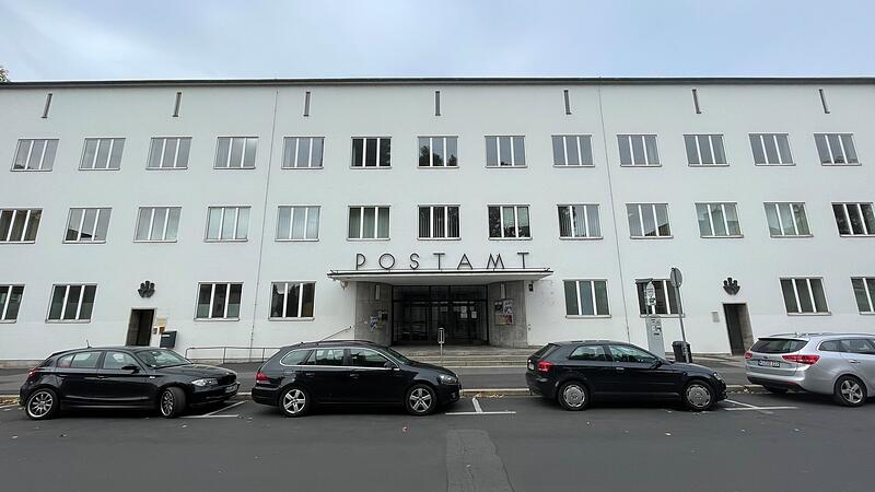 Das Postamt in Bad Kissingen steht gr&ouml;&szlig;tenteils leer. Die Eigent&uuml;mer wollen das Areal entwickeln. Dazu wird das Hauptgeb&auml;ude (im Bild) saniert, die weiteren Anbauten sollen abgerissen werden, darunter auch die denkmalgesch&uuml;tzte Schalterhalle.