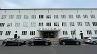 Das Postamt in Bad Kissingen steht größtenteils leer. Die Eigentümer wollen das Areal entwickeln. Dazu wird das Hauptgebäude (im Bild) saniert, die weiteren Anbauten sollen abgerissen werden, darunter auch die denkmalgeschützte Schalterhalle. Das Postamt in Bad Kissingen steht größtenteils leer. Die Eigentümer wollen das Areal entwickeln. Dazu wird das Hauptgebäude (im Bild) saniert, die weiteren Anbauten sollen abgerissen werden, darunter auch die denkmalgeschützte Schalterhalle.
