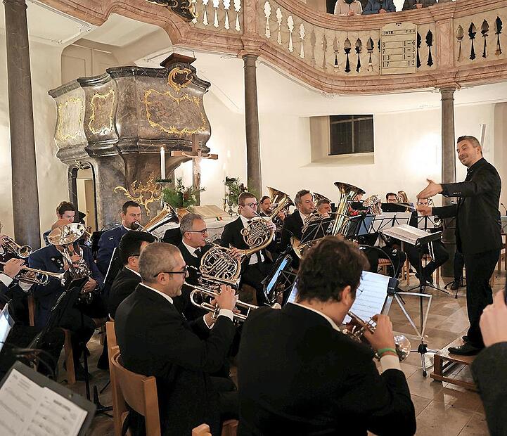 Die Brass-Band des „Orchestra filarmonica cositera amalfitana“ unter der Leitung von Giuseppe Talamo sorgte in der Friedenskirche in Berndorf für Begeisterungsstürme. Die Brass-Band des „Orchestra filarmonica cositera amalfitana“ unter der Leitung von Giuseppe Talamo sorgte in der Friedenskirche in Berndorf für Begeisterungsstürme.