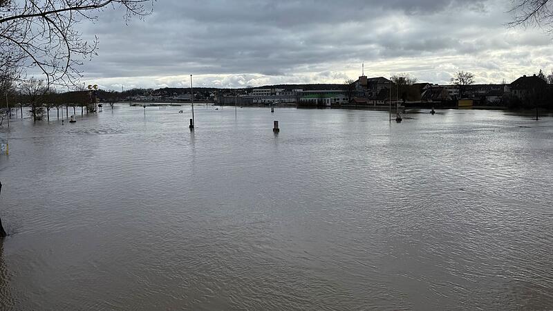 Hochwasser im Aischgrund: Die Lage am Freitag: Mehrere Fl&uuml;sse, wie die Aisch im Bereich von Adelsdorf, haben inzwischen so hohen Wasserstand, dass die Meldestufe 3 erreicht wurde.