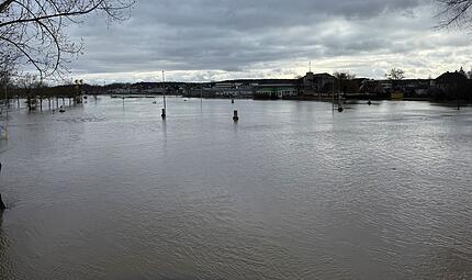 Hochwasser im Aischgrund: Die Lage am Freitag: Mehrere Fl&uuml;sse, wie die Aisch im Bereich von Adelsdorf, haben inzwischen so hohen Wasserstand, dass die Meldestufe 3 erreicht wurde.