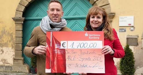 ARGE-Vorsitzender Christian Hader &uuml;bergibt die Spende Don Bosco Gesamtleiterin Anita Skobl.