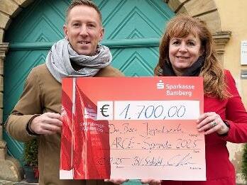 ARGE-Vorsitzender Christian Hader &uuml;bergibt die Spende Don Bosco Gesamtleiterin Anita Skobl.