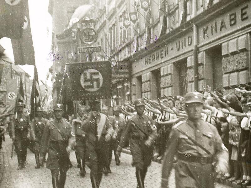 263721_nach-dem-30-januar-geht-es-los-die-sa-marschiert-auf-dem-marktplatz-ein_artdetail_1BRrZm_wSAm7z.jpg