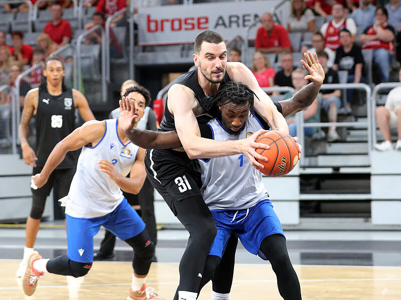 Bemühte sich redlich, agierte am Mittwoch gegen Frankfurt aber größtenteils glücklos: Baskets-Center Daniel Keppeler gegen den Frankfurter Isaiah Swope.