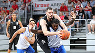 Bemühte sich redlich, agierte am Mittwoch gegen Frankfurt aber größtenteils glücklos: Baskets-Center Daniel Keppeler gegen den Frankfurter Isaiah Swope.