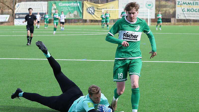 Der Münchberger Keeper Jonas Lang ist rechtzeitig aus seinem Kasten und holt sich den Ball vor dem Friesener Leon Jakob. Der Münchberger Keeper Jonas Lang ist rechtzeitig aus seinem Kasten und holt sich den Ball vor dem Friesener Leon Jakob.