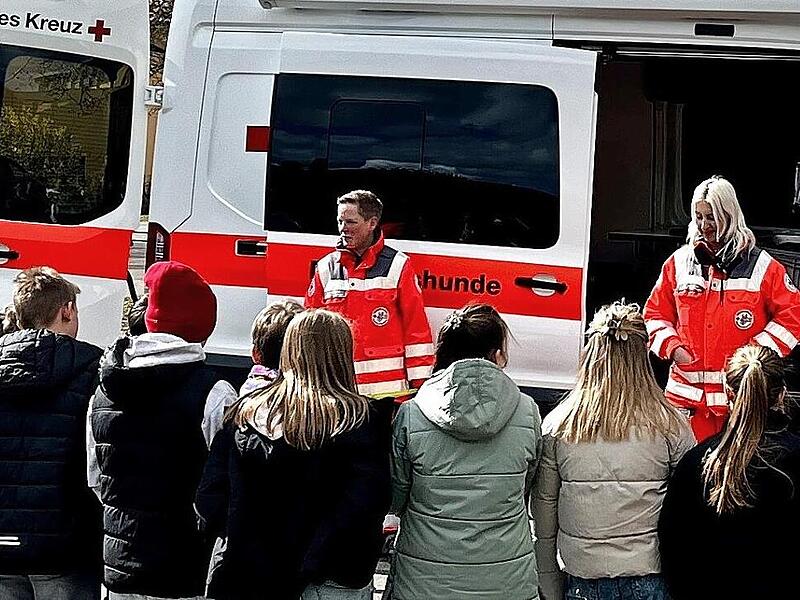 Die Rettungshundestaffel des BRK Ha&szlig;berge stattete der Realschule in Hofheim einen Besuch ab. Die Sch&uuml;lerinnen und Sch&uuml;ler waren sehr interessiert.