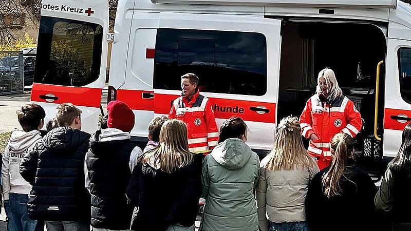 Die Rettungshundestaffel des BRK Ha&szlig;berge stattete der Realschule in Hofheim einen Besuch ab. Die Sch&uuml;lerinnen und Sch&uuml;ler waren sehr interessiert.