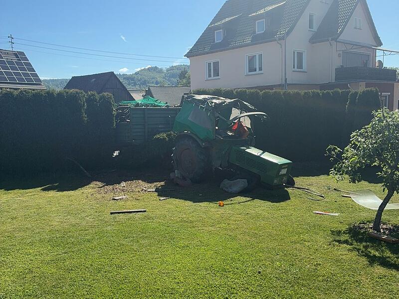 Pl&ouml;tzlich stand ein Traktor im Garten: Bei einem Unfall im Landkreis Kulmbach wurde ein 29-J&auml;hriger zum Gl&uuml;ck nur leicht verletzt.