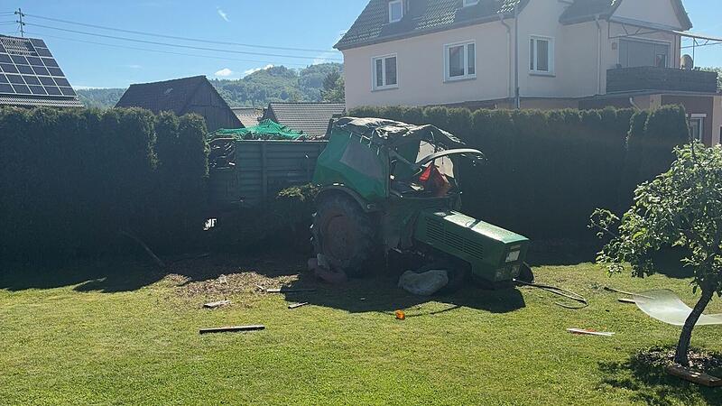 Unfall im Landkreis Kulmbach Plötzlich stand ein Traktor im Garten: Bei einem Unfall im Landkreis Kulmbach wurde ein 29-Jähriger zum Glück nur leicht verletzt.