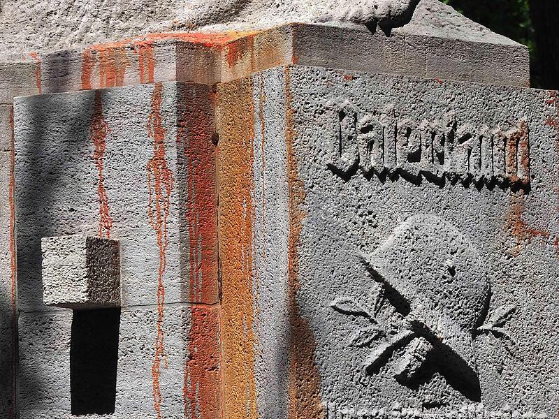 Das beschmierte Ehrenmal.