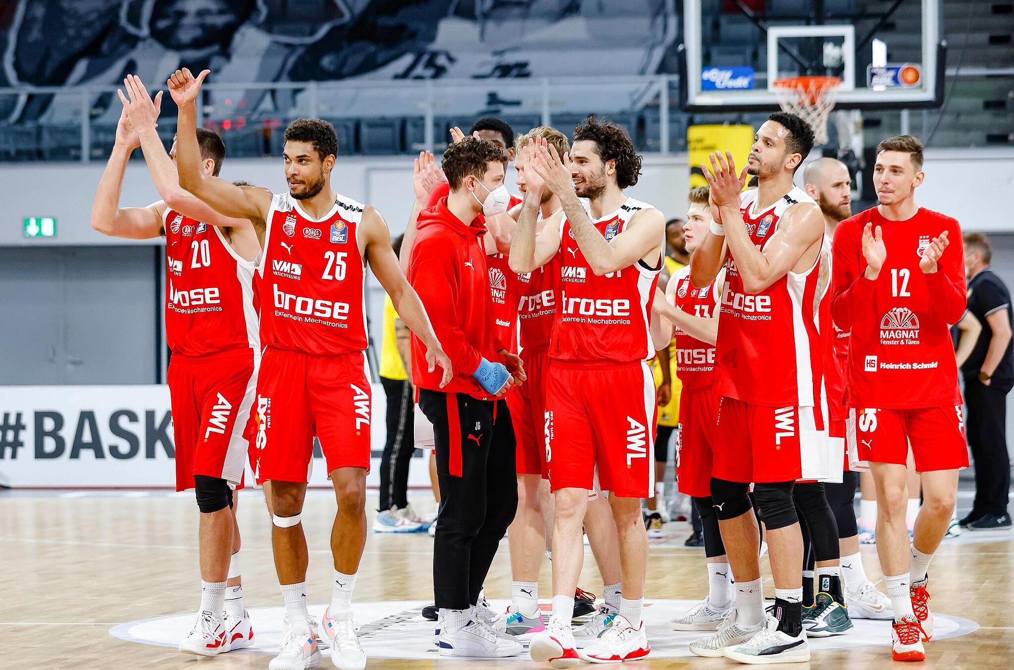 Brose Bamberg bleibt in den Playoffs der BasketballBundesliga im Rennen.