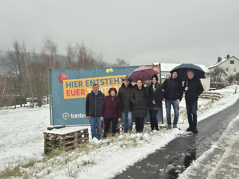 Die Mitglieder der Projektgruppe Tante Enso Premich (von links) Andreas May, Lisa Metz, Joachim Bühner, Claudia Wehner, Tanja May, Andreas Keßler und Eugen Edelmann bitte um Unterstützung der Petition. Die Mitglieder der Projektgruppe Tante Enso Premich (von links) Andreas May, Lisa Metz, Joachim Bühner, Claudia Wehner, Tanja May, Andreas Keßler und Eugen Edelmann bitte um Unterstützung der Petition.