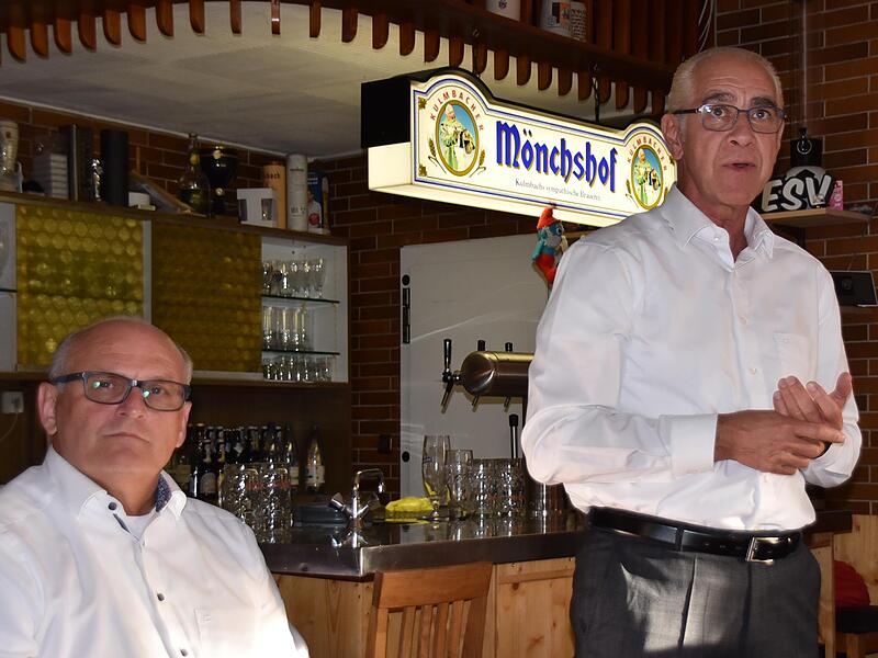 Thomas Schneider (links) und Dieter Weisner erkl&auml;rten die Bedeutung einer B&uuml;rgerstiftung.