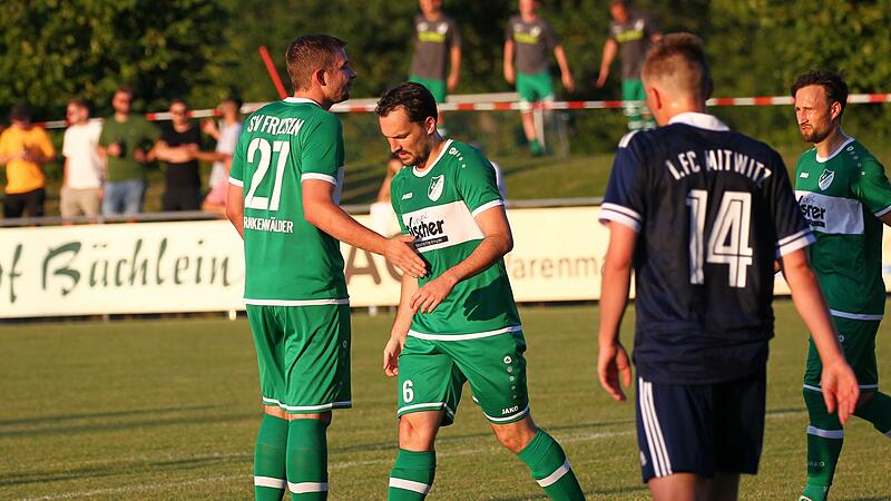 Rico Nassel (Nummer 27) beglückwünscht seinen Teamkollegen Lukas Pflaum nach dessen Tor zum 2:0 für den SV Friesen. Rico Nassel (Nummer 27) beglückwünscht seinen Teamkollegen Lukas Pflaum nach dessen Tor zum 2:0 für den SV Friesen.