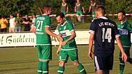 Rico Nassel (Nummer 27) beglückwünscht seinen Teamkollegen Lukas Pflaum nach dessen Tor zum 2:0 für den SV Friesen.