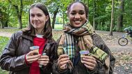 Lena (18) und Aline (17) waren beim „Pudding mit Gabel essen“ am Erlanger Bürgermeistersteg dabei.