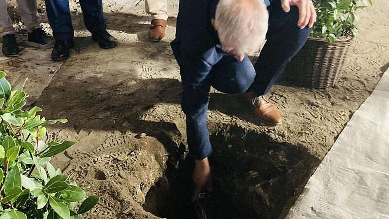 Im künftigen Foyer versenkt Bauherr Uwe Kirschstein eine Zeitkapsel.Forchheim & Fränkische Schweiz Im künftigen Foyer versenkt Bauherr Uwe Kirschstein eine Zeitkapsel.Forchheim & Fränkische Schweiz