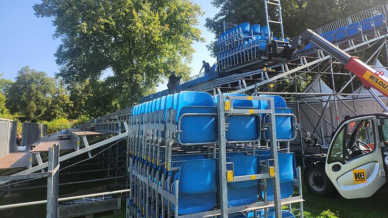 Mit Muskeln und Maschinen werden zwei Trib&uuml;nen aufgebaut.