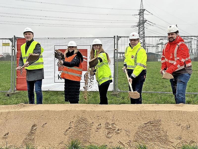Bürgermeister Michael Ziegler, Firma Tennet: Alessia Ahne und Eva Michel-Kiesler, Firma Köster: Jürgen Dietrich und Michael Biederer.
