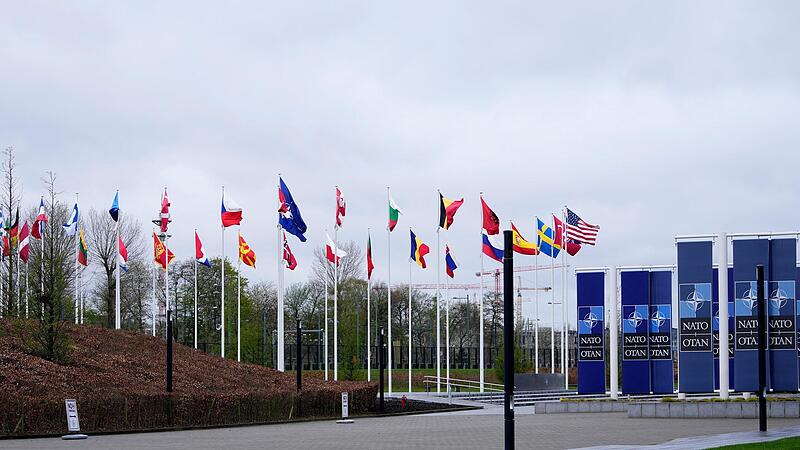 Die Flaggen der Mitgliedsstaaten flattern im Wind vor dem Nato-Hauptquartier.