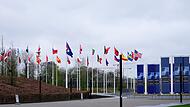 Die Flaggen der Mitgliedsstaaten flattern im Wind vor dem Nato-Hauptquartier.
