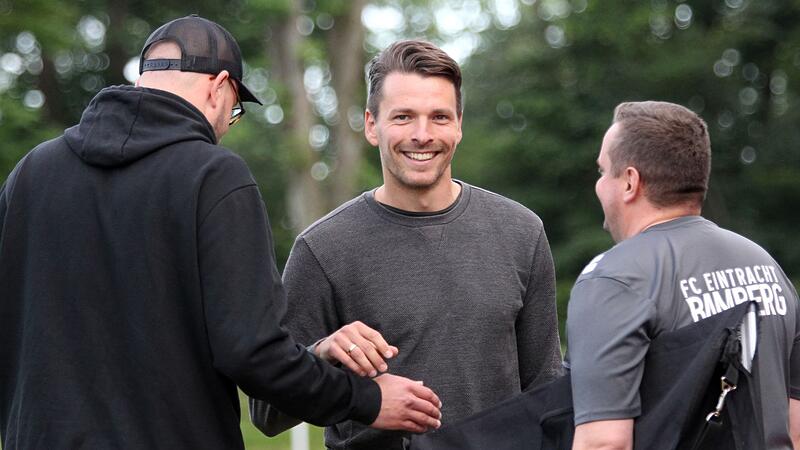 Heimatverbunden: Vor einiger Zeit besuchte Lukas Görtler auch einen anderen Ex-Verein. Den FC Eintracht Bamberg um Coach Jan Gernlein (links). Heimatverbunden: Vor einiger Zeit besuchte Lukas Görtler auch einen anderen Ex-Verein. Den FC Eintracht Bamberg um Coach Jan Gernlein (links).