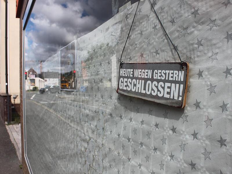 Ein Laden in Höchstadt mahnt im Schaufenster vor dem Leerstand.